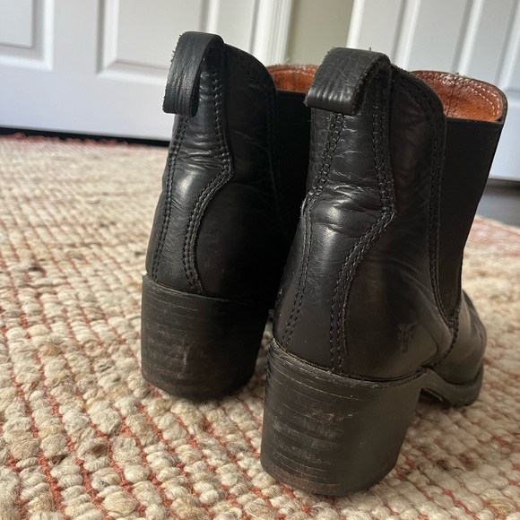 Frye Sabrina Chelsea Boot - Picture 4 of 9